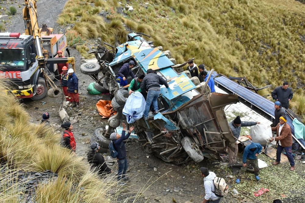 TEŠKA SAOBRAĆAJNA NESREĆA U BOLIVIJI: Autobus sleteo u provaliju! Poginulo najmanje 14 ljudi, 19 je povređeno (VIDEO)