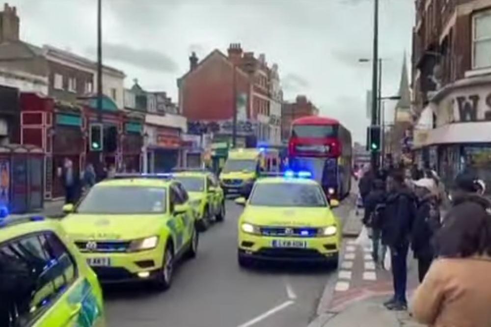 TERORISTIČKI NAPAD U LONDONU: Izbodeno više ljudi, upucan napadač! Sirene odjekuju gradom (VIDEO)