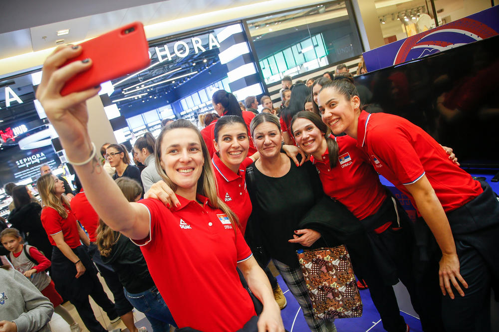 SJAJNA PROMOCIJA ŽENSKE KOŠARKE: Reprezentativke Srbije se u Ušću družile sa navijačim! FOTO