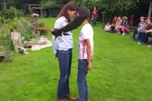 ZASTRAŠUJUĆE! U Zoo parku ih pozvali da probaju trik, ogromna grabljivica im prošla na milimetar od lica! (VIDEO)