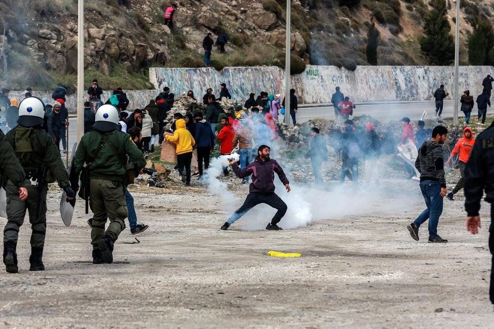 HAOS U GRČKOJ: Sukobi policije i migranata na Lezbosu! Azilanti zapalili obližnja imanja!