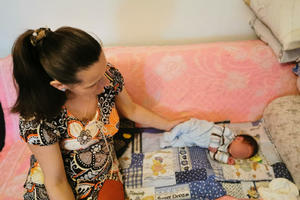 RADA SE PORODILA U TAKSIJU: Mali Laza nije želeo da čeka babice, rodio se na zadnjem sedištu! (FOTO, VIDEO)