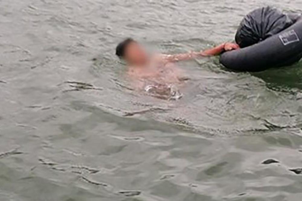 MIGRANTI HTELI DA PREĐU DUNAV, JEDVA ŽIVU GLAVU IZVUKLI: Hrvatski policajci ih videli kako plutaju držeći se za gumu!