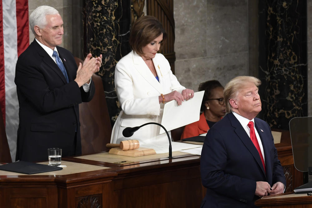 TRAMP ODBIO DA SE RUKUJE SA PELOSI, ONA POCEPALA GOVOR: Burno u Kongresu! (FOTO, VIDEO)