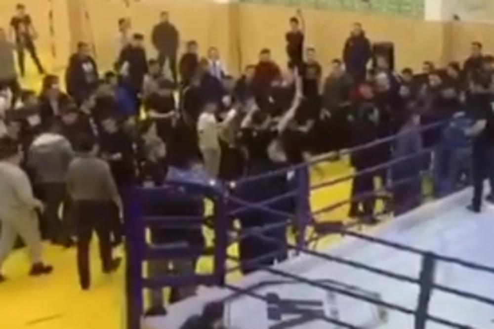 NIJE SE ZNALO KO KOGA BIJE: Masovna tuča na MMA meču u Kazahstanu (VIDEO)