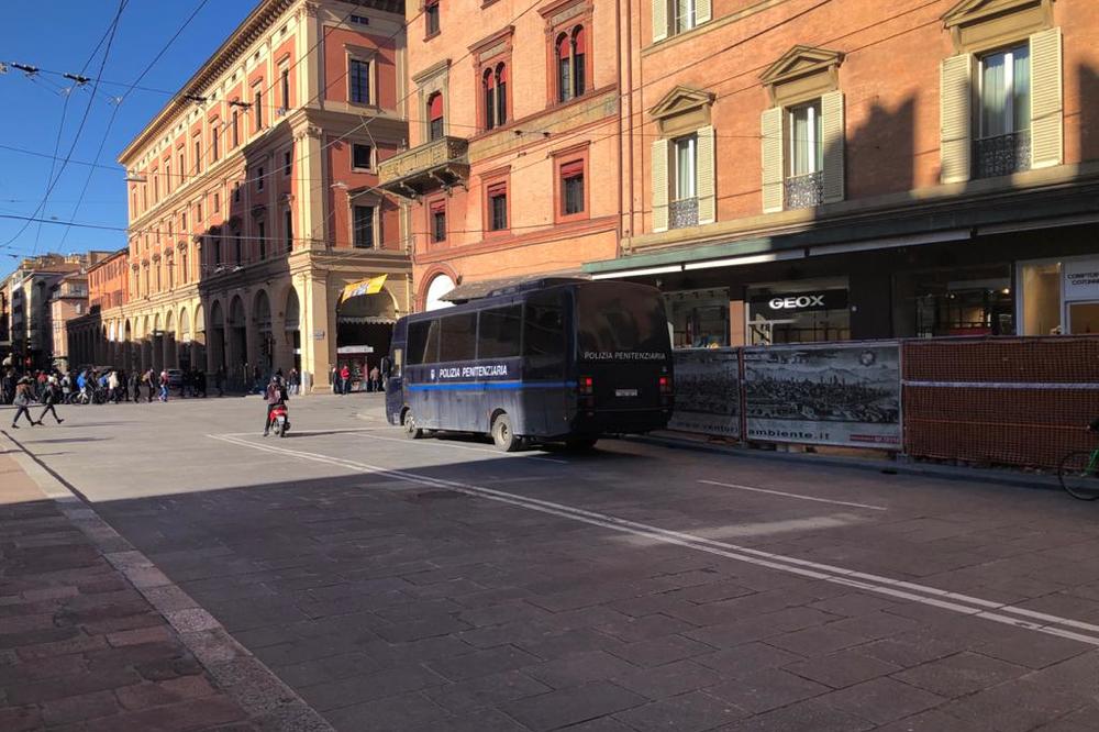 KURIR U BOLONJI: Policija na trgu na kome se okupljaju Grobari pred meč sa Virtusom (FOTO)