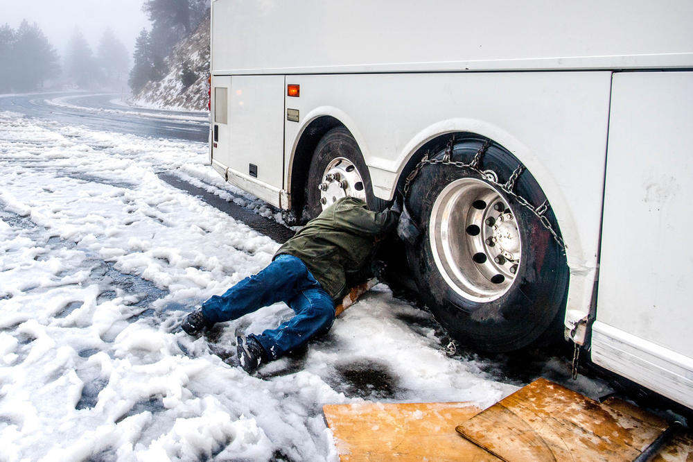 OKONČANA DRAMA NA DIVČIBARIMA: Autobus u kom je bilo i desetoro dece posle 6 sati se izvukao iz snežnih smetova!