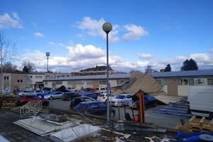 VETAR PRAVI HAOS PO ZAGREBU: 600 kvadrata krova palo na 11 automobila, srušena mnoga stabla (FOTO)