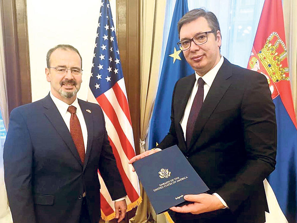 Srdačno... Ambasador SAD Godfri predao  Vučiću  Trampovu čestitku