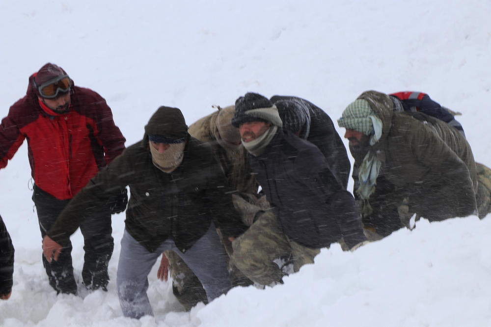 LAVINE U TURSKOJ ODNELE 38 ŽIVOTA: Gomila spasilaca i dalje pod snegom, DRAMA TRAJE! (FOTO, VIDEO)