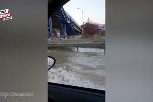 POPLAVA NA AUTO-PUTU KOD DUŠANOVCA: Neverovatan prizor, kao da je u čamcu a ne automobilu (VIDEO)