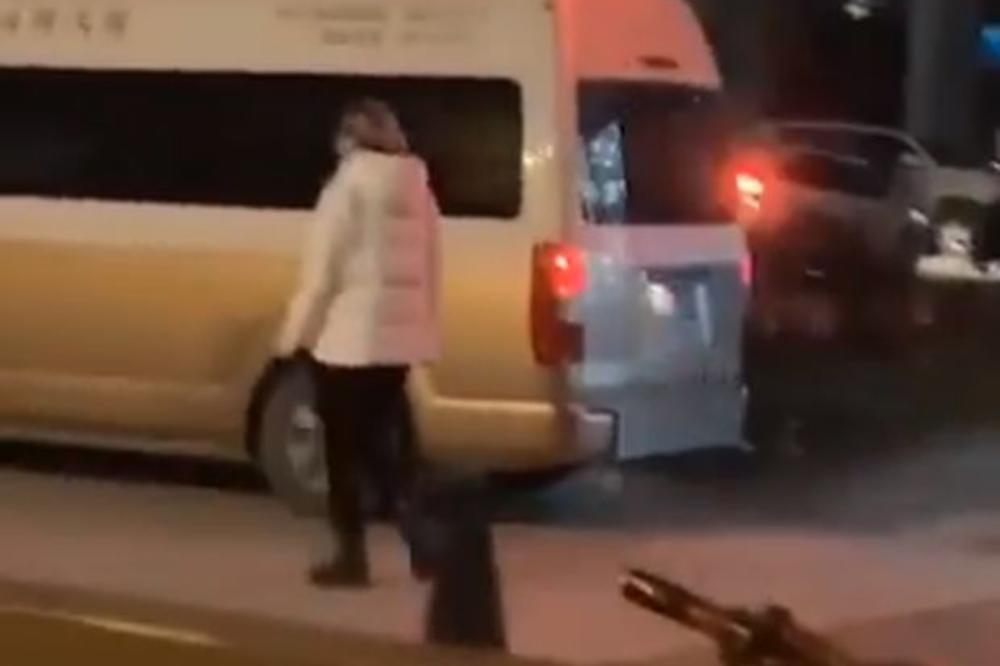 POTRESAN SNIMAK IZ KINE: Žena plače dok odvoze telo njene majke koja je preminula od koronavirusa (VIDEO)