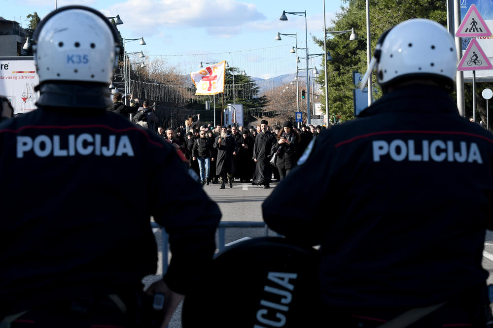 U CRNOJ GORI PRIVODE I ZBOG PATRIOTSKIH PESAMA: Nastavnica muzičkog prijavljena zbog pesme Beogradskog sindikata!