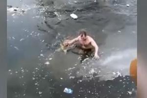 HEROJ DANA! Rizikovao svoj život i uskočio u zaleđenu reku da bi spasao psa! (VIDEO)