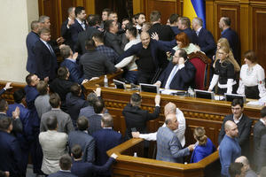 TUČA U UKRAJINSKOJ SKUPŠTINI: Timošenkova jednim potezom pokrenula haos, poslanici krenuli da se biju (VIDEO)