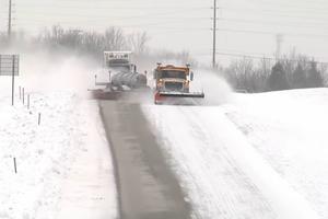 GRTALICA SE NIJE ZAGLAVILA! Ovo je ili najluđi ili najgenijaliniji način da se očisti sneg sa puteva (VIDEO)
