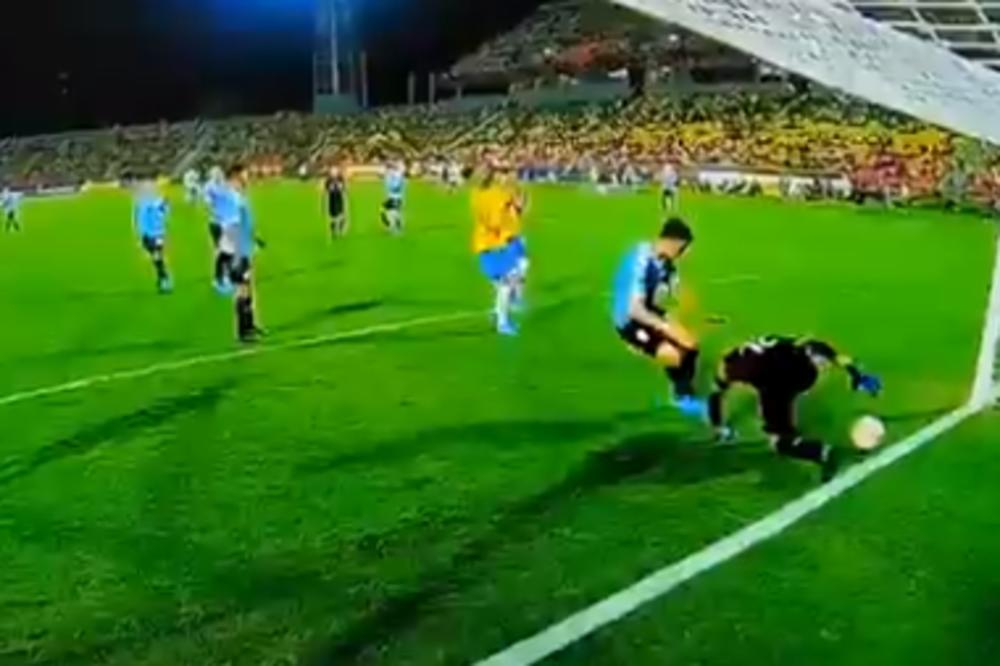 NAJKOMIČNIJI AUTOGOL GODINE: Pogledajte kako je urugvajski golman sam sebi dao gol! (VIDEO)