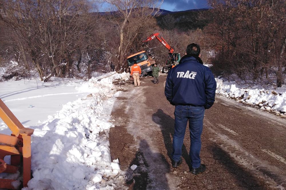 OPELJEŠILI ZAGLAVLJEN KAMION ZA ČIŠĆENJE SNEGA KOD PROKUPLJA: Lopovi vrebali vozilo, pa usred noći odneli akumulatore