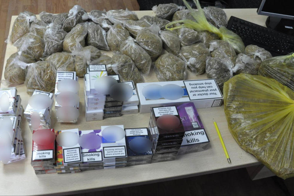 ZAPLENA U KRALJEVU: Policija u stanu i poslovnim prostorijama našla 6 kilograma duvana i 1.166 paklica cigareta