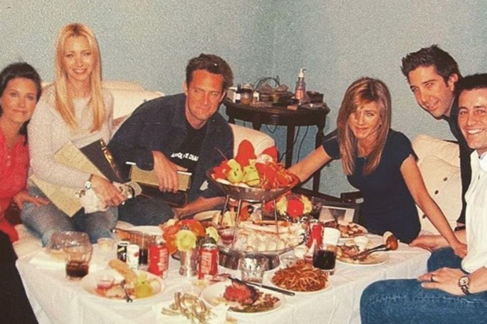 JOŠ JEDAN PRIJATELJ OTVORIO INSTAGRAM! Posle Dženifer Aniston i ON JE TU! Sada je cela ekipa na okupu (FOTO)