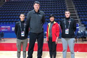 JAO U PIONIRU: Svi žele da se slikaju sa legendom kineske i svetske košarke!