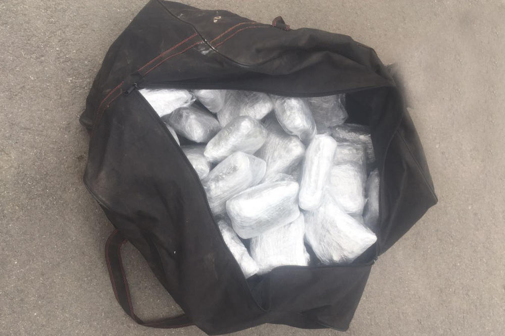 UHAPŠENI DILERI U BEOGRADU: U automobilu pronašli torbu sa skoro 22 kilograma marihuane