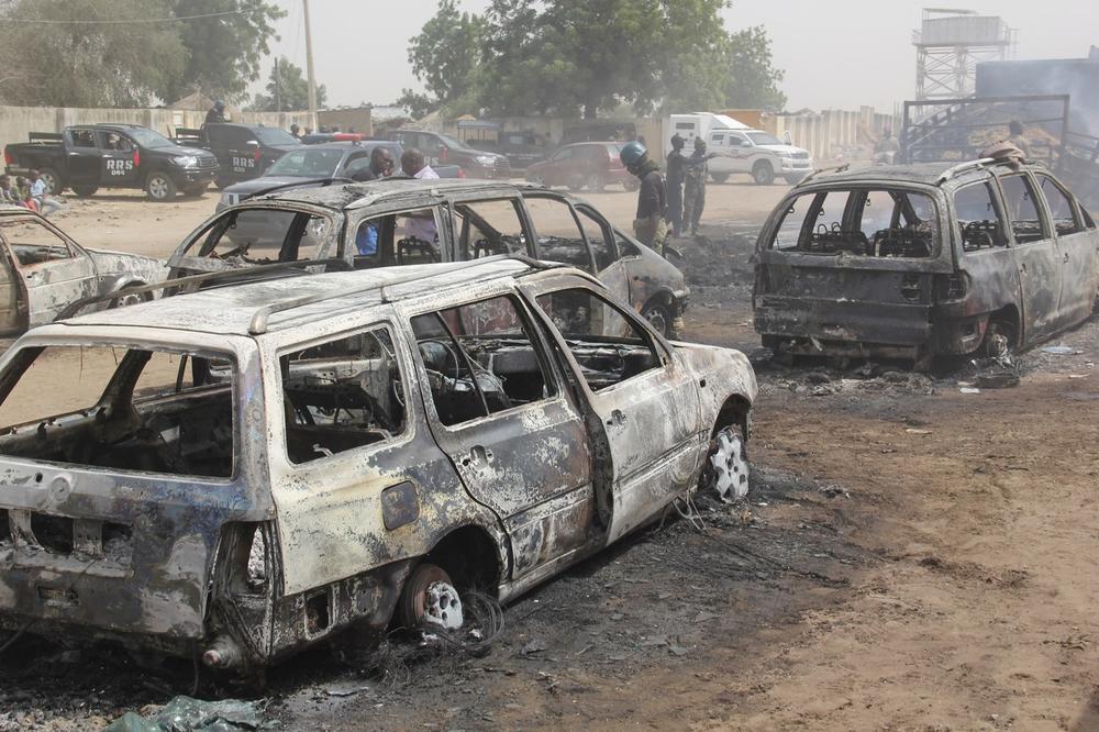 HOROR U NIGERIJI: Ekstremisti zapalili vozila! 30 ljudi ubijeno, napadači oteli žene i decu (VIDEO)