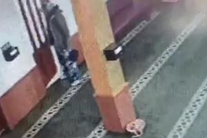 DEČAK (4) POMOGAO POLICIJI DA UHVATI PLJAČKAŠA U SARAJEVU: Lopov ušao u džamiju, ali je brzo dolijao (VIDEO)