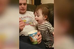 A DAJ MENI MALO! Devojčica pokušava da ugrabi sladoled, ali tata je ignoriše! (VIDEO)