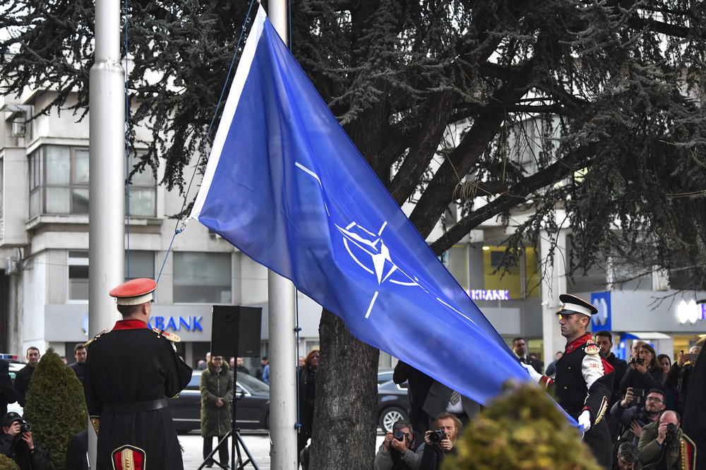 MAKEDONCIMA OMILIO NATO: Pre roka ratifikovali sporazum, zastava Alijanse se viori ispred Sobranja (FOTO)
