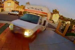 RAZVALIO IZA, RAZVALIO ISPRED! Očajni vozač kamiona napravio totalni karambol u komšiluku! (VIDEO)