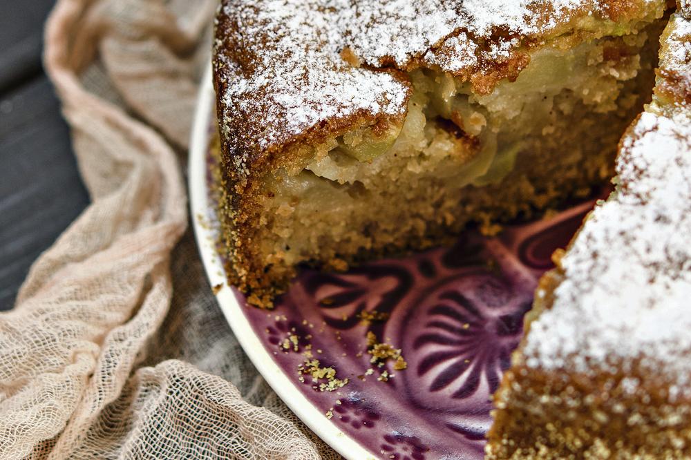 SLATKIŠ POSLE KOG ĆE SVI LIZATI PRSTE: Napravite kolač od JABUKA I GRIZA! (RECEPT)