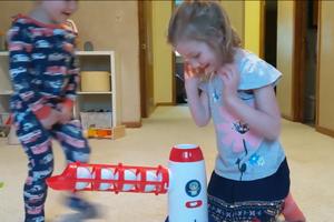 NAJLUĐA IGRA NA SVETU! Pogledajte šta su brat i sestra napravili od nove igračke! (VIDEO)