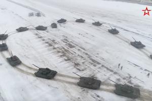 PROSIDBA ZA PAMĆENJE: 16 tenkova oblikovalo je srce, a onda je ruski vojnik uz buket ruža zaprosio devojku! (VIDEO)