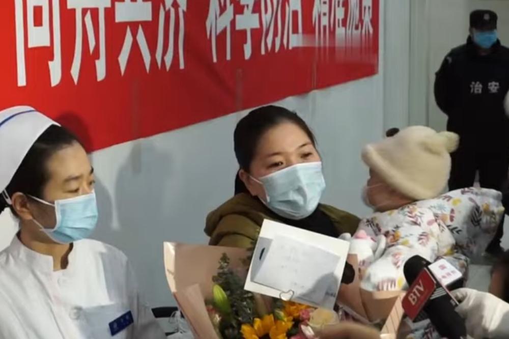 BEBA IMA SAMO 9 MESECI I POBEDILA JE KORONAVIRUS: Kiki je uz aplauz izašla iz bolnice u Pekingu sa majkom i sestricom!