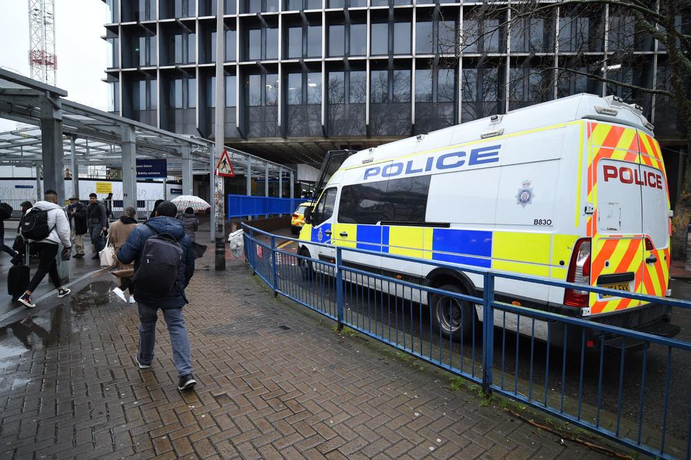 SEVALI NOŽEVI U LONDONSKOM METROU: Policija evakuiše stanicu, putnici beže u panici!