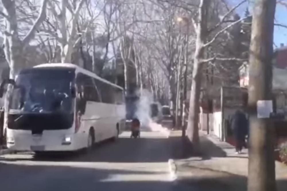 MOSTARSKI HULIGANI UDARILI NA ANTIFAŠISTE: Ka autobusima poletele baklje, a onda su intervenisali specijalci (VIDEO)