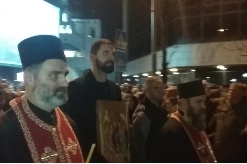 POZNATI KOŠARKAŠ PROTIV MILOVE POLITIKE: Мirotić sa ikonom u litiji u znak podrške odbrani svetinja u Crnoj Gori!