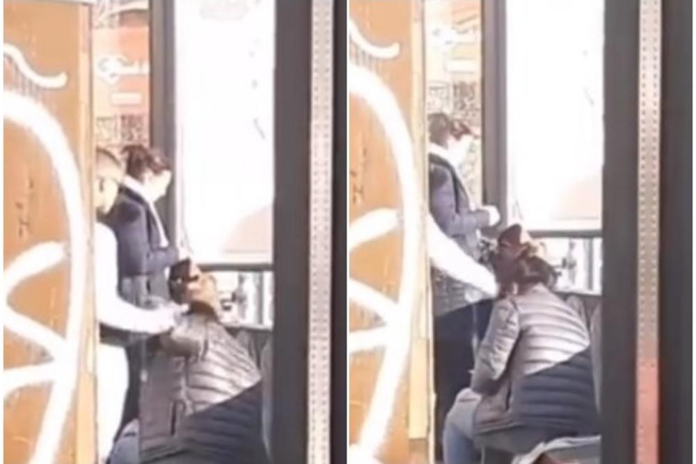 ŠOK-SNIMAK IZ CENTRA BEOGRADA: Mladić udara devojku flašom u glavu usred bela dana, niko ne reaguje VIDEO