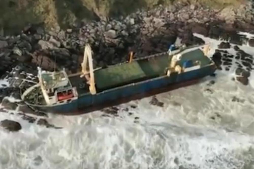 OLUJA DENIS DONELA BROD DUHOVA: Misteriozno plovilo se nasukalo na obalama Irske! Evo gde je sve bio! (VIDEO)