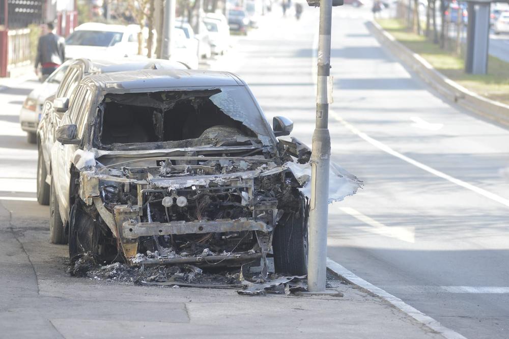 STRAVIČNA SCENA NA ZVEZDARI: Džip POTPUNO uništen, devojci pozlilo kad je videla svoj automobil FOTO