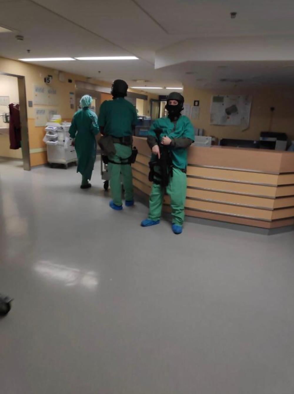 specijalci čuvaju krstovića u nemačkoj privatnoj bolnici