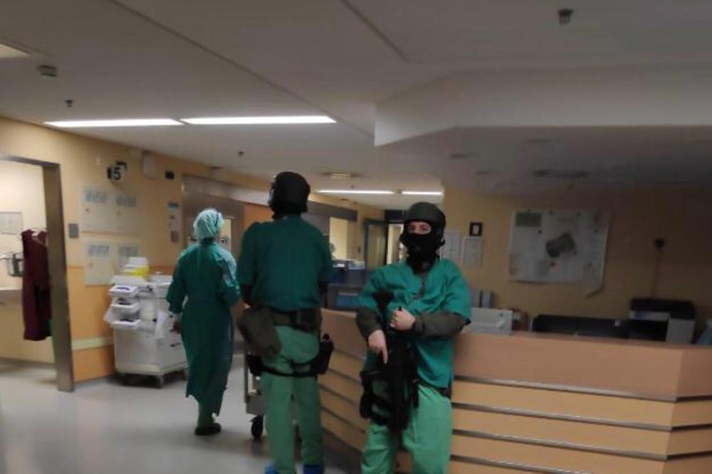 EKSKLUZIVNI FOTO! ŠKALJARCA SAMO ŠTO NE ČUVA I VOJSKA! Duge cevi u bolnici u Hanoveru, pogledajte filmske scene!