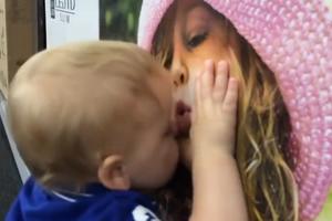 IMAMO POBEDNIKA! PRAVI ZAVODNIK! Pogledajte najslađi prvi poljubac na internetu ikada! (VIDEO)
