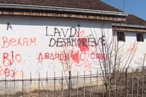 OSVANULI SKANDALOZNI GRAFITI NA SRPSKOJ ŠKOLI U PREOCU! Kancelarija za KiM: Srbima se poručuje da su građani drugog reda