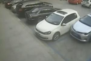 GOSPODINE, NAPUSTITE VOZILO! Pokušao da se isparkira, pa izlupao vozilo pored! (VIDEO)
