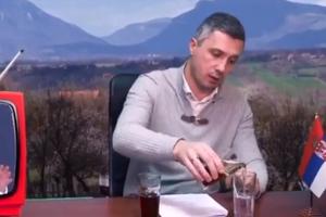 ŠPRICER RASIZAM! Boško skandaloznim poređenjem razbesneo sve: Srbija je čista voda, tamna tečnost migranti! VIDEO