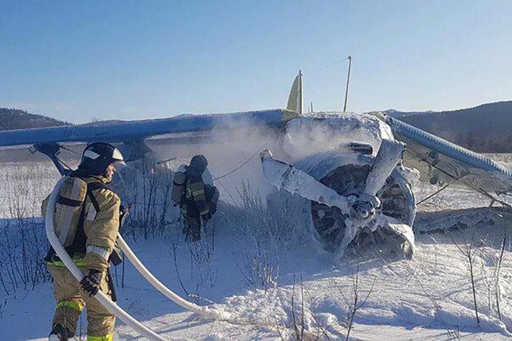DRAMA U RUSIJI: Avion udario u zemlju prilikom sletanja, povređeno sedmoro ljudi (VIDEO)