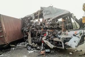 STRAVIČNA NESREĆA U INDIJI: Kontejner skliznuo sa kamiona i zabio se u autobus! Poginulo najmanje 19 ljudi (VIDEO)