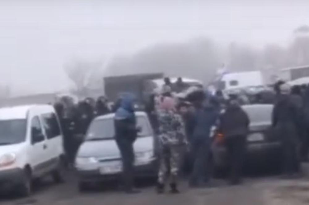 PREŽIVELI KORONAVIRUS DOČEKAO IH HOROR: Evo kako su Ukrajinci dočekali konvoj sa evakuisanima iz Kine (VIDEO)